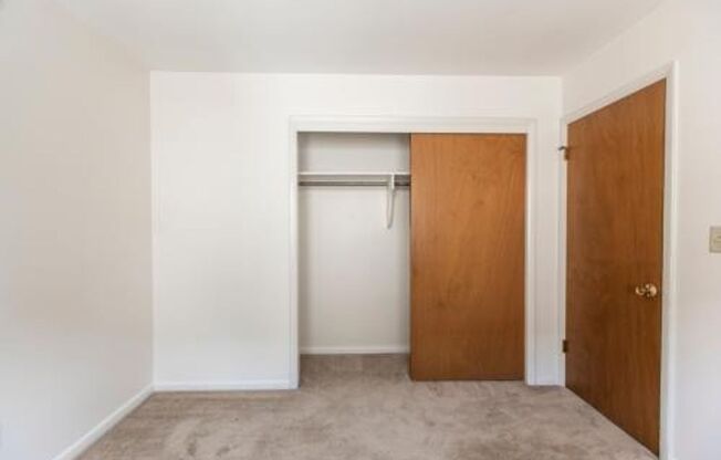 2 beds, 1 bath, $1,250, Unit 7