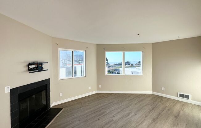 Water Views from this West-Facing Top Floor Apartment!