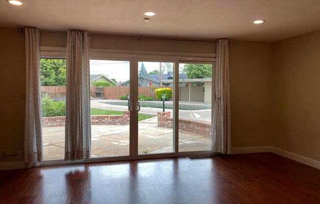 Large Three Bed, Two Bath Home with a Pool in Lincoln Village