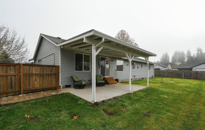 Fantastic Pet Friendly 3 Bed 2 Bath Ranch Style Home in Orchards!