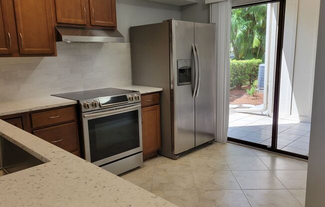 Annual UNfurnished beautifully renovated 2/2 ground floor condo downtown Sarasota