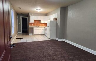 1 bed, 1 bath, 700 sqft, $780, Unit 425 Leeds Ave