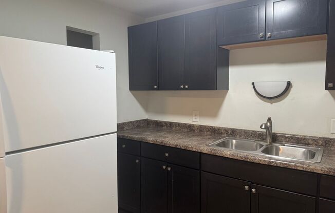 2 beds, 1 bath, 850 sqft, $1,225, Unit 722-4