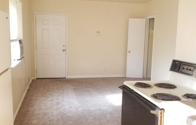 2 beds, 1 bath, 735 sqft, $1,050, Unit A2