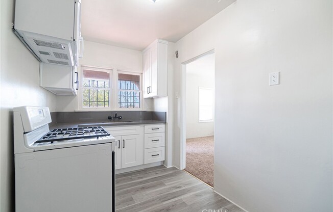713 W 14 ST