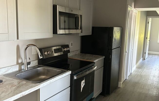 3 beds, 1 bath, $2,300, Unit Unit 14