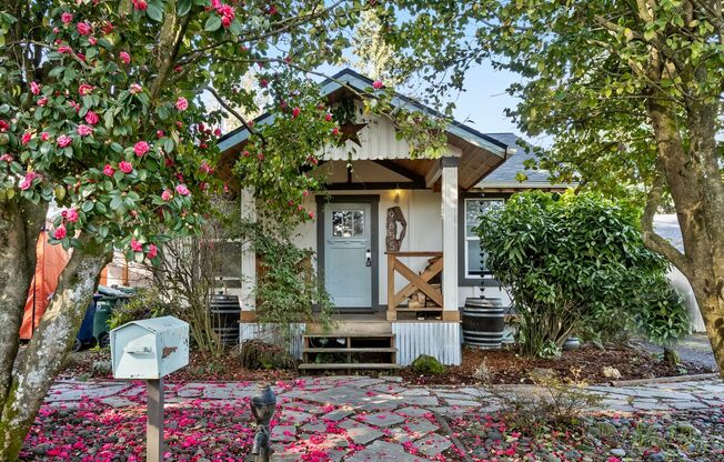 Adorable, fully updated 1-bdr/1-bath Milwaukie bungalow—Huge yard, storage, 1-car garage