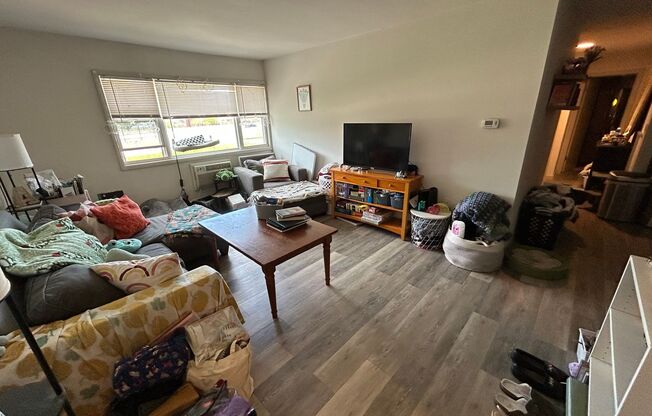 2 beds, 1 bath, $1,395, Unit 102