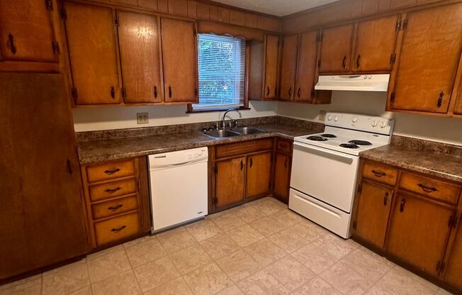 2 beds, 1 bath, 903 sqft, $1,240, Unit M-11