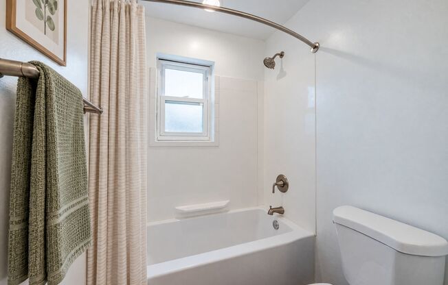 3 beds, 2 baths, 1,200 sqft, $1,995, Unit 2290-03