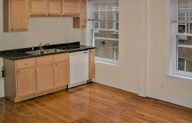 2 beds, 1 bath, 920 sqft, $1,995, Unit 2000-2D