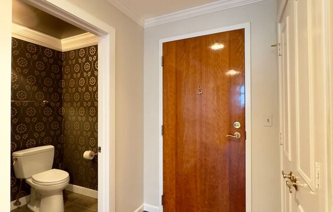 Elegant 2 Bedroom/2.5 Bathroom Apartment with Den, 2 Parking Spaces, and Storage Unit in Canton, Baltimore, MD!