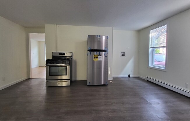 3 beds, 1 bath, $2,300, Unit 3