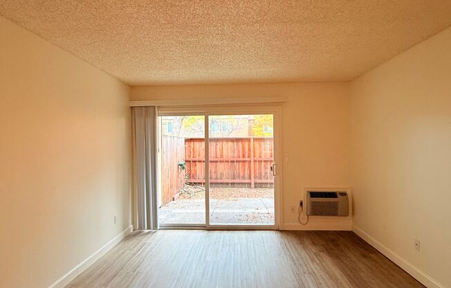 2 beds, 1 bath, 880 sqft, $2,420, Unit 9