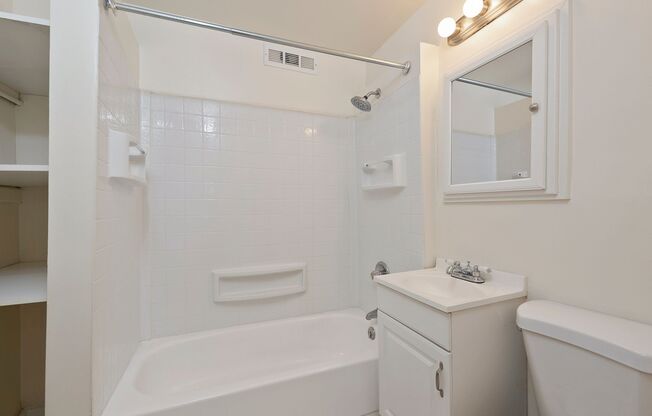 Studio, 1 bath, 359 sqft, $1,095, Unit 103