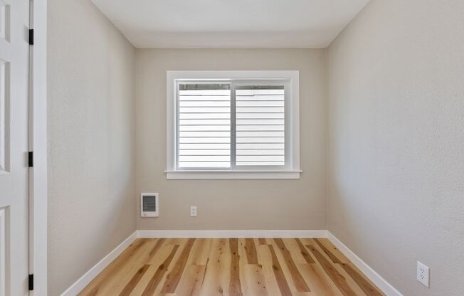 3 beds, 1 bath, 864 sqft, $1,649, Unit #37