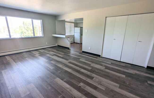 3 beds, 1 bath, 900 sqft, $1,350, Unit B303