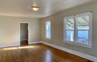 2 beds, 1 bath, $1,800, Unit 906 Mathews St