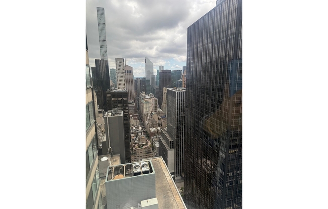 1 bed, 1.5 baths, 865 sqft, $6,300, Unit 4712