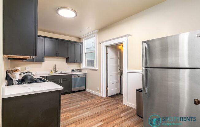Cole Valley/Haight: Unfurnished Edwardian Flat w/ in-unit W/D