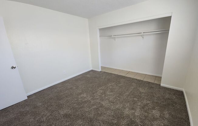 2 beds, 1 bath, 717 sqft, $1,000, Unit Unit 4