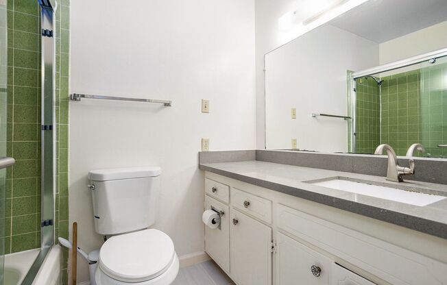 2 beds, 2 baths, $3,000, Unit 1372 Pearl St. #B