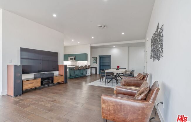 3 beds, 3 baths, 2,123 sqft, $6,000, Unit 1910