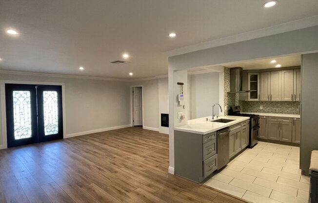 Luxurious Retreat: Stylish 3 Bed, 3 Bath Home in Granada Hills