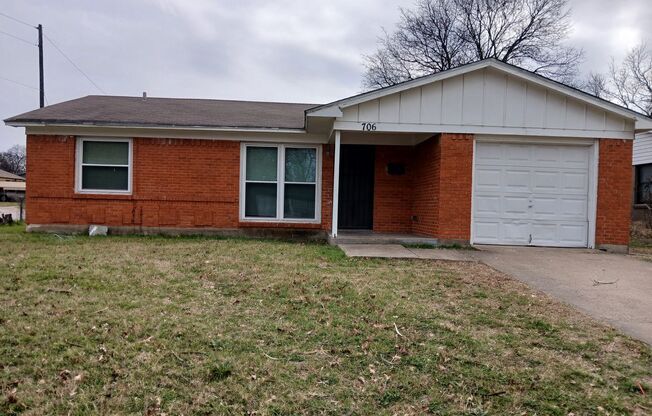 3 Bedrooms, 1 Bath, 1 Car Garage near I-35 & I-20