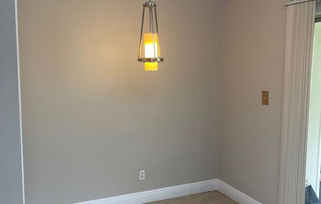 2/1.5 Townhome Wth Fireplace! Across From Torasco Park! Perfect For Family!
