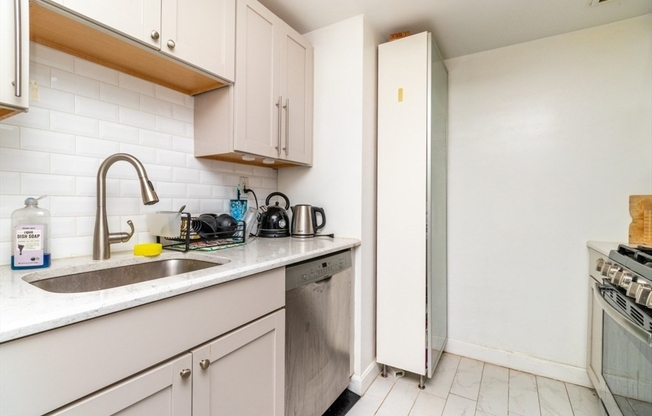 2 beds, 1.5 baths, 800 sqft, $3,250, Unit 516