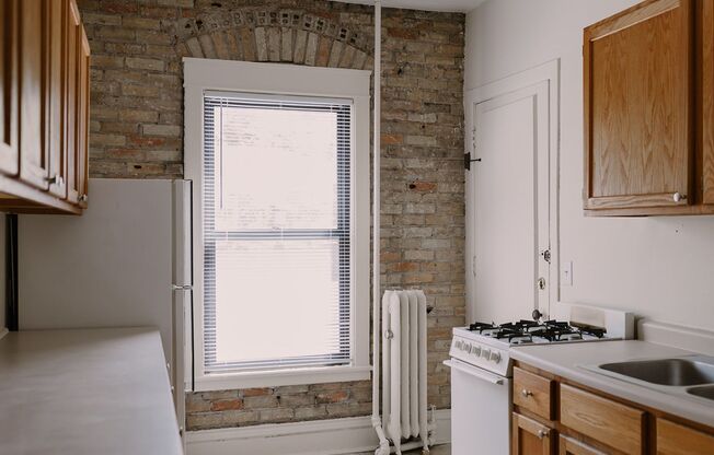 3 beds, 1 bath, 1,086 sqft, $1,595, Unit 307-35