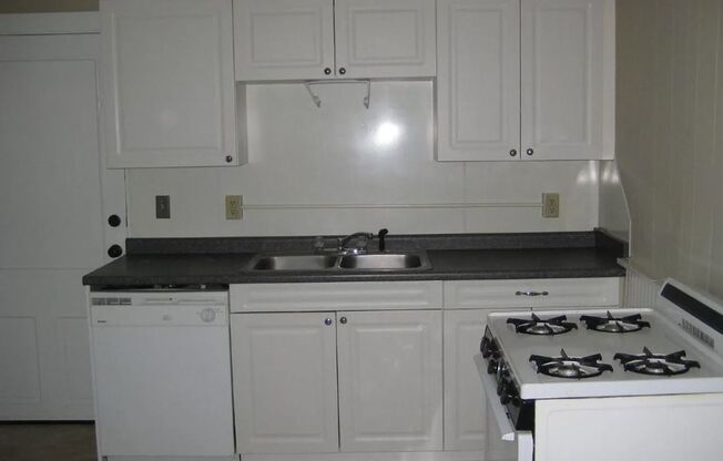 2 beds, 1 bath, $870, Unit Apt. 1