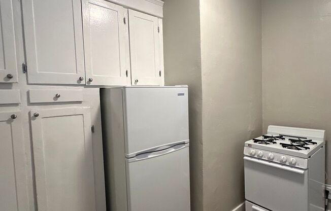 Studio, 1 bath, 332 sqft, $1,355, Unit 06