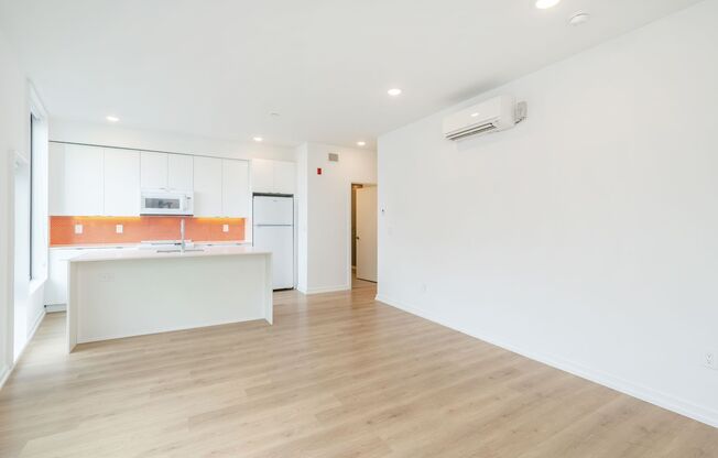 1 bed, 1 bath, 611 sqft, $1,595, Unit N-401