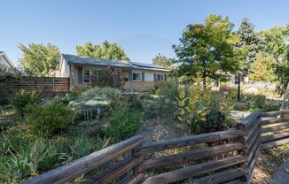 Charming rancher near Colorado Springs Country Club