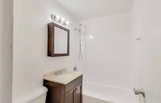 Studio, 1 bath, 300 sqft, $1,300, Unit 7