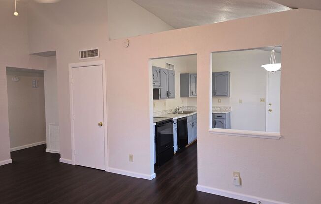 **MOVE IN SPECIAL--HALF OFF RENT 2ND MONTH!**