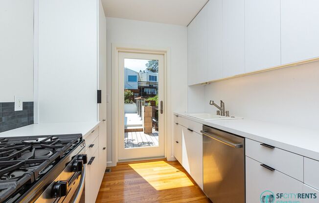 Golden Gate Heights: Remodeled Single Family Home w/ Roof Deck