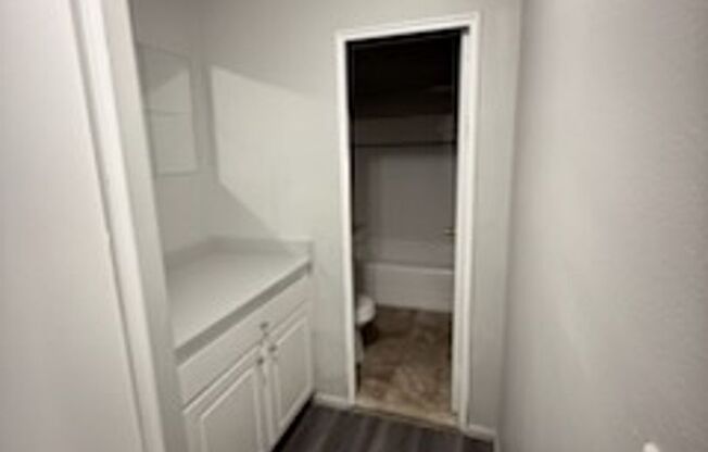 Studio, 1 bath, 400 sqft, $1,200, Unit 404