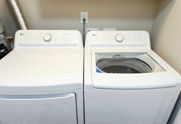 2 beds, 1 bath, 907 sqft, $1,100, Unit 1885E