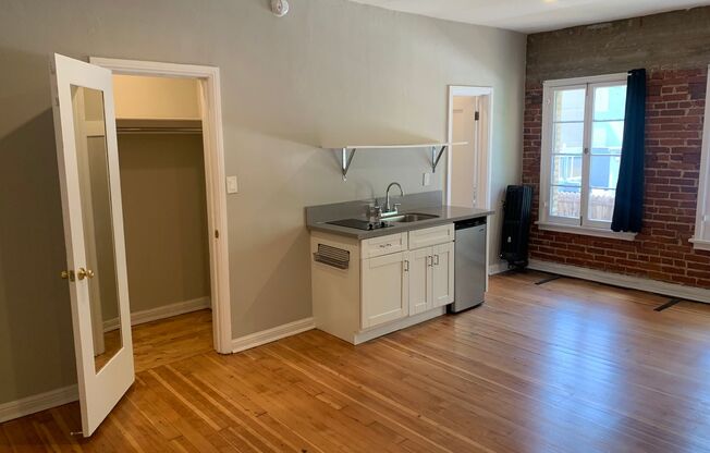 Studio, 1 bath, 425 sqft, $1,549, Unit 404