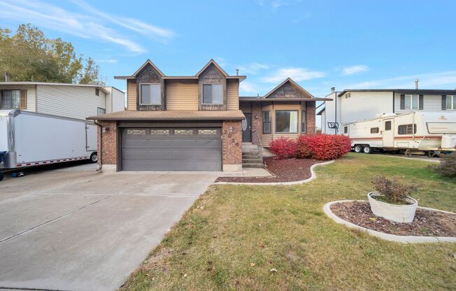 Spacious & Pet-Friendly 4-Bed Home with Modern Comforts! - Available Now!