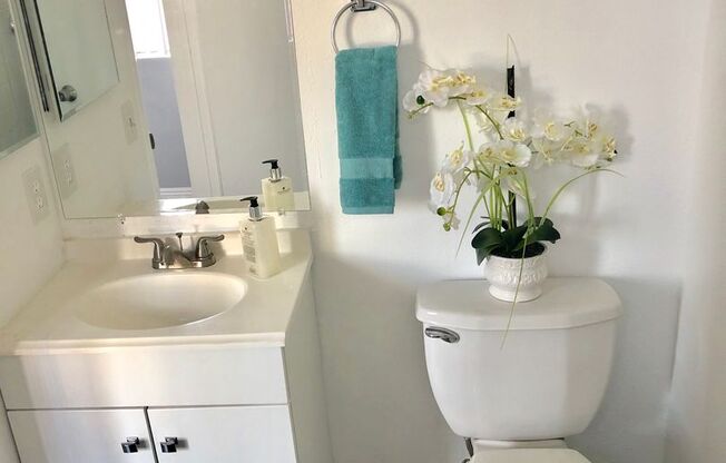 Spacious 2 Bedroom, 2 Bath Apartment in Long Beach with Balcony – $2,350 | Parking Available