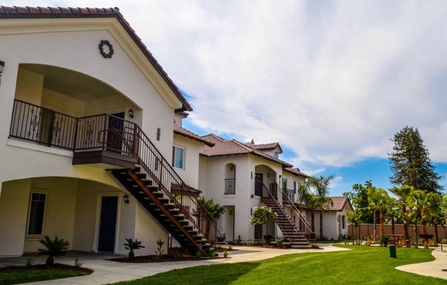 Elegant Exterior View at Villa Faria Apartments, Fresno