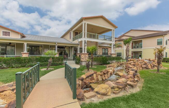 a group of lawn chairs sitting on top of a building