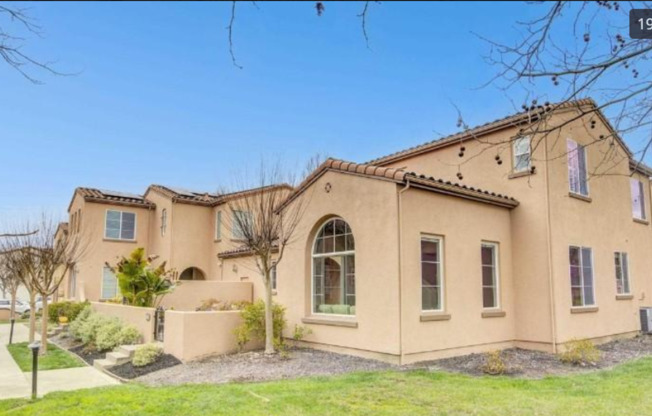 End Unit Townhome with Privacy and Lots of Light!