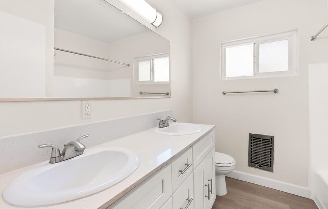2 beds, 1 bath, 1,100 sqft, $2,100, Unit 11