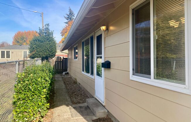 *$500 OFF FIRST FULL MONTH'S RENT* Charming 2-Bed, 1-Bath Remodeled Duplex with Brand New Flooring, Fireplace, A/C, and Water/Sewer Included – Prime Milwaukie Location!