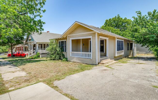 Large 4 Bed, 2 Bath in the heart of Historic Southside- 76104